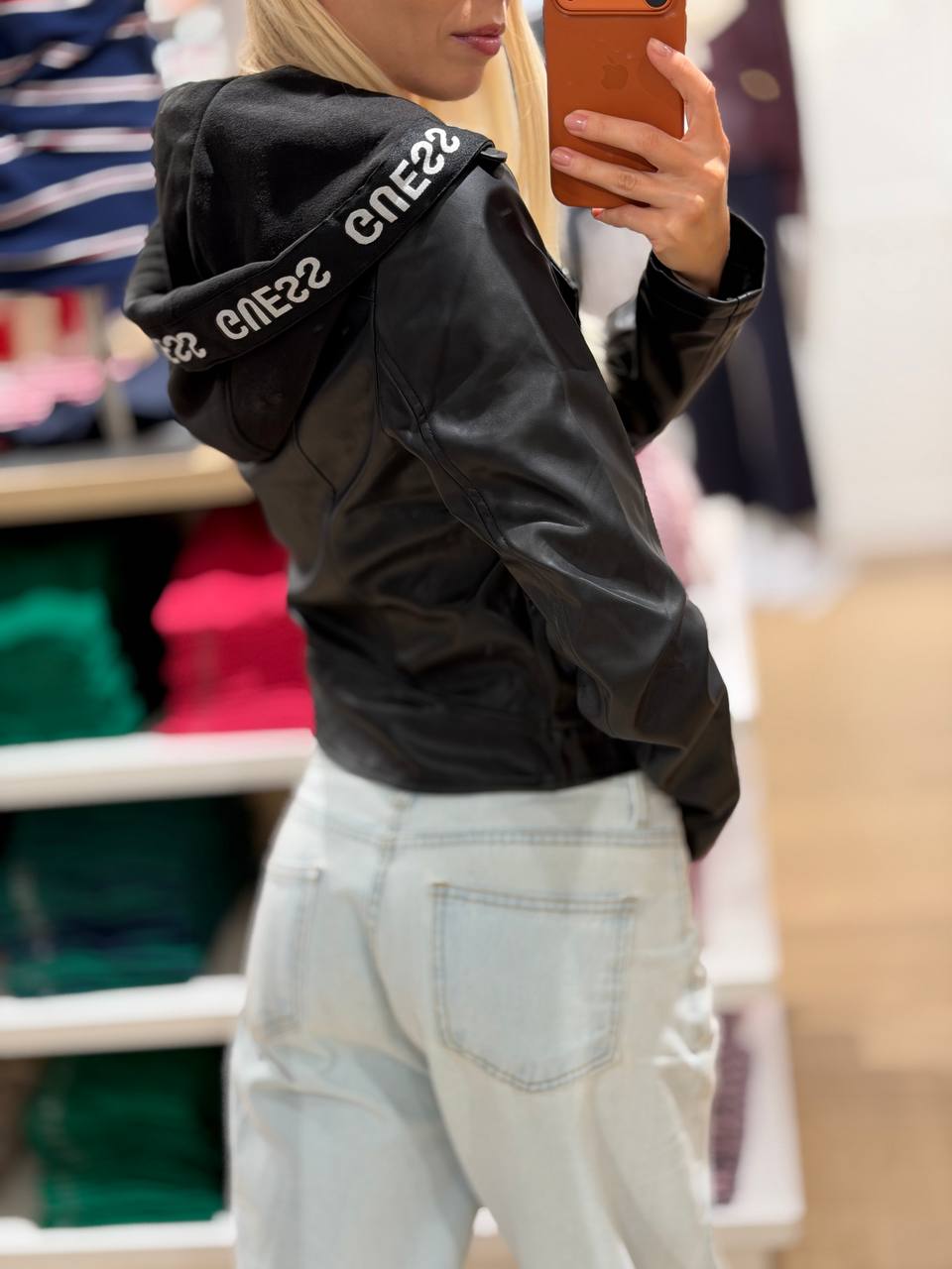 GUESS 🏷️ 58$ (капюшон отстегивается)